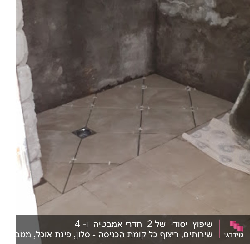 ריצוף חדש עם אריחים בחדר שיפוצים